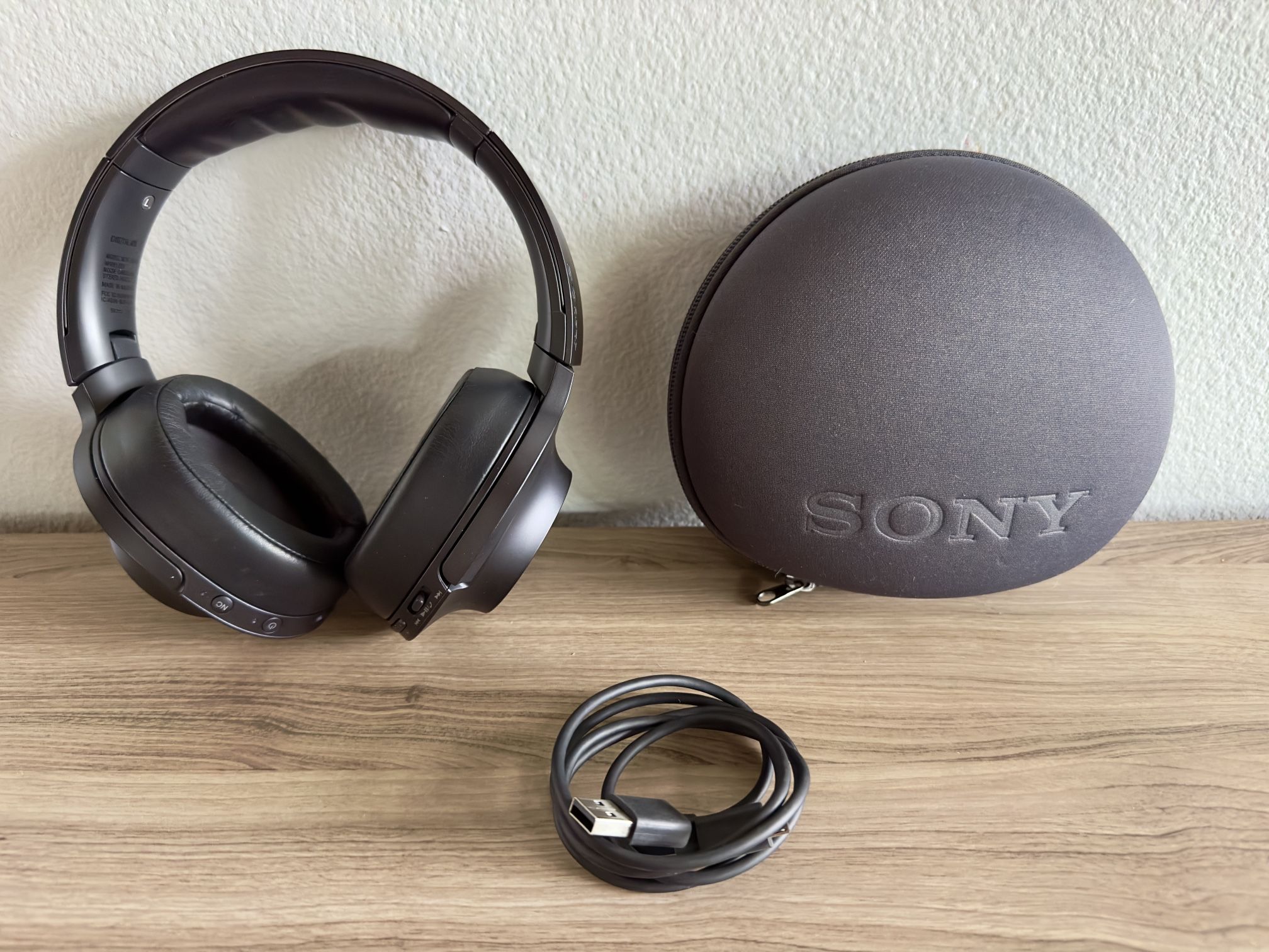 Sony noise cancelling headphones H.ear MDR100 with Travel Case