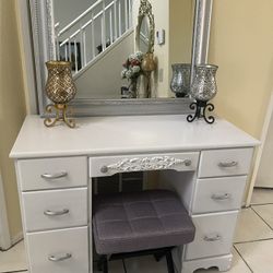 Vanity Desk/ Makeup 