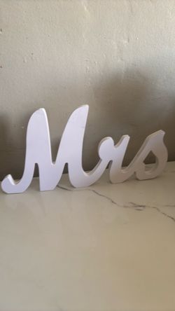 Mr & Mrs sign white