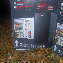 Galanz  (((3.3 cubic Feet))single Door compact Refrigerator 