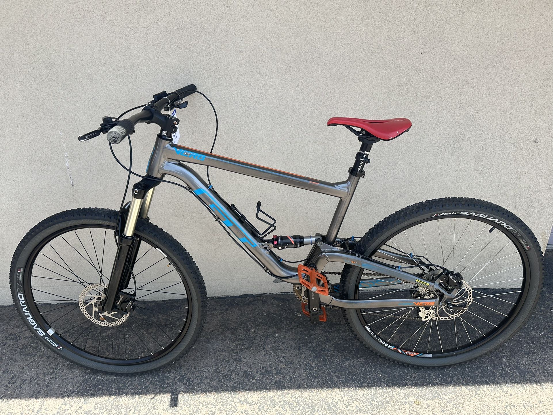 GT VER8 Comp Large 27.5” Mountain Bike No Trades No Delivery