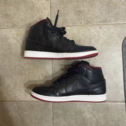 Jordan 1 Mid Black Red