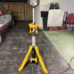 📌DEWALT 20V MAX 3000-Lumen Adjustable LED Tripod Light)👉PRECIO FIRME NO MENOS📌$165