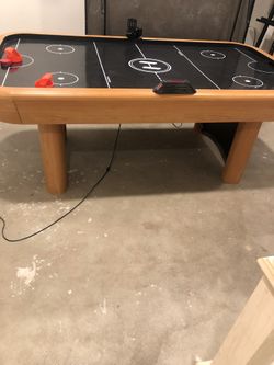 Air hockey table