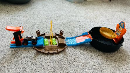Hot Wheels Monster Trucks Stunt Tire Playse