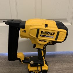 Dewalt 20V MAX XR Lithium-Ion Electric Cordless 18-Gauge Brad Nailer Dcn681