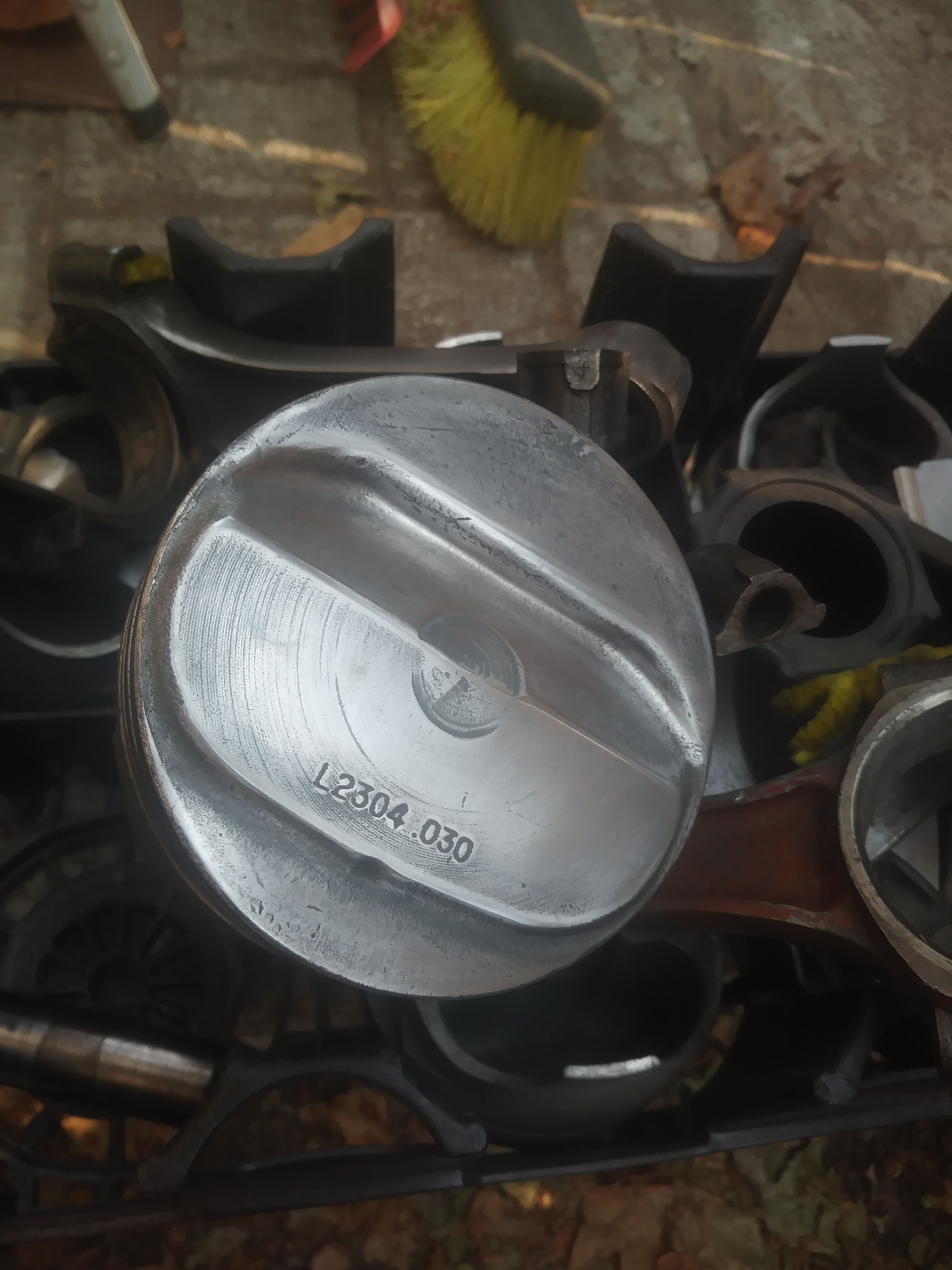Trw forged sbc pistons l2304 .030
