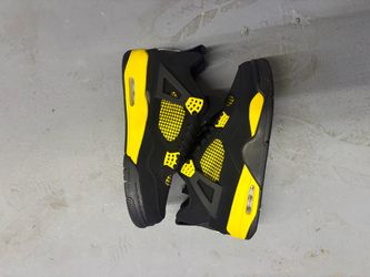 Air Jordan 4 Thunder Sneakers