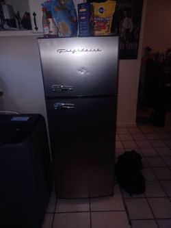 Compact refrigerator
