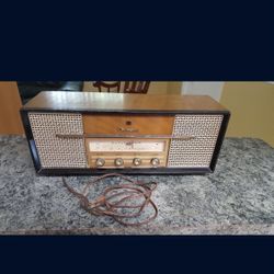 Vintage 1963 Delmonico AM/FM radio in working condition 