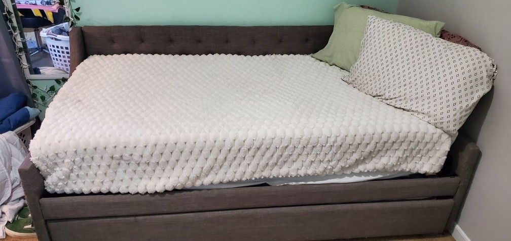 Twin Daybed With Trundle. Matresses Included