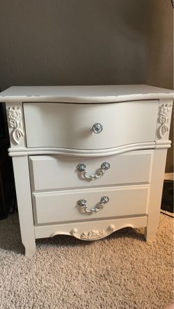 Vintage style dresser