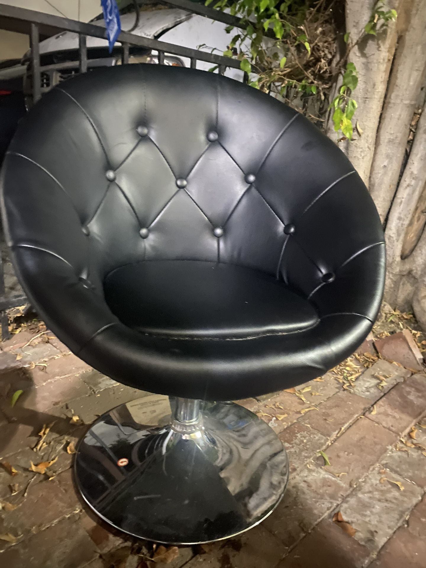Black  single person lounge chair