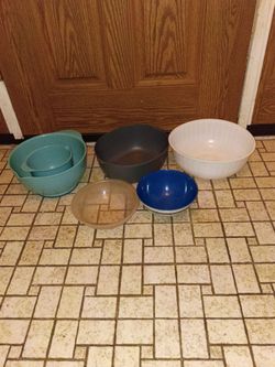 Mixing bowls/ six bowls