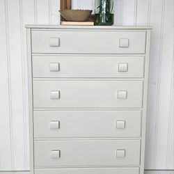 White vintage dresser 🤍