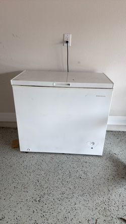 Insignia Chest Freezer White