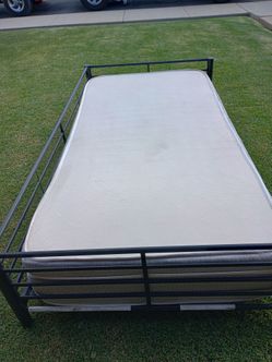 Cama individual con el colchón