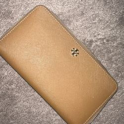 New Authentic Tory Burch Zipped Wallet