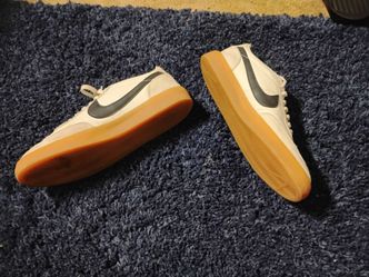 Nike Low-Top Sneakers White Gum Sole (size 9)