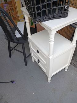 Beautiful table $30 put some diamond knobs on it would really look prettier