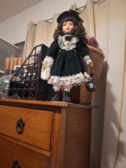 "MOVING" I have a Tote Full. / $30 Takes All Porcelain Dolls. 