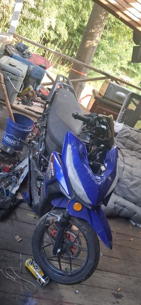 200EFI 2023 EX-PRO Scooter.