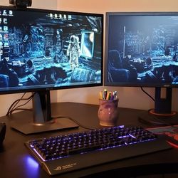 80 Dell Monitors Available on Rotating Stands HDMI/DisplayPort/VGA/USB 