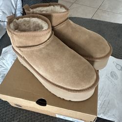 Women’s - Uggs - Size 9 - Brand New
