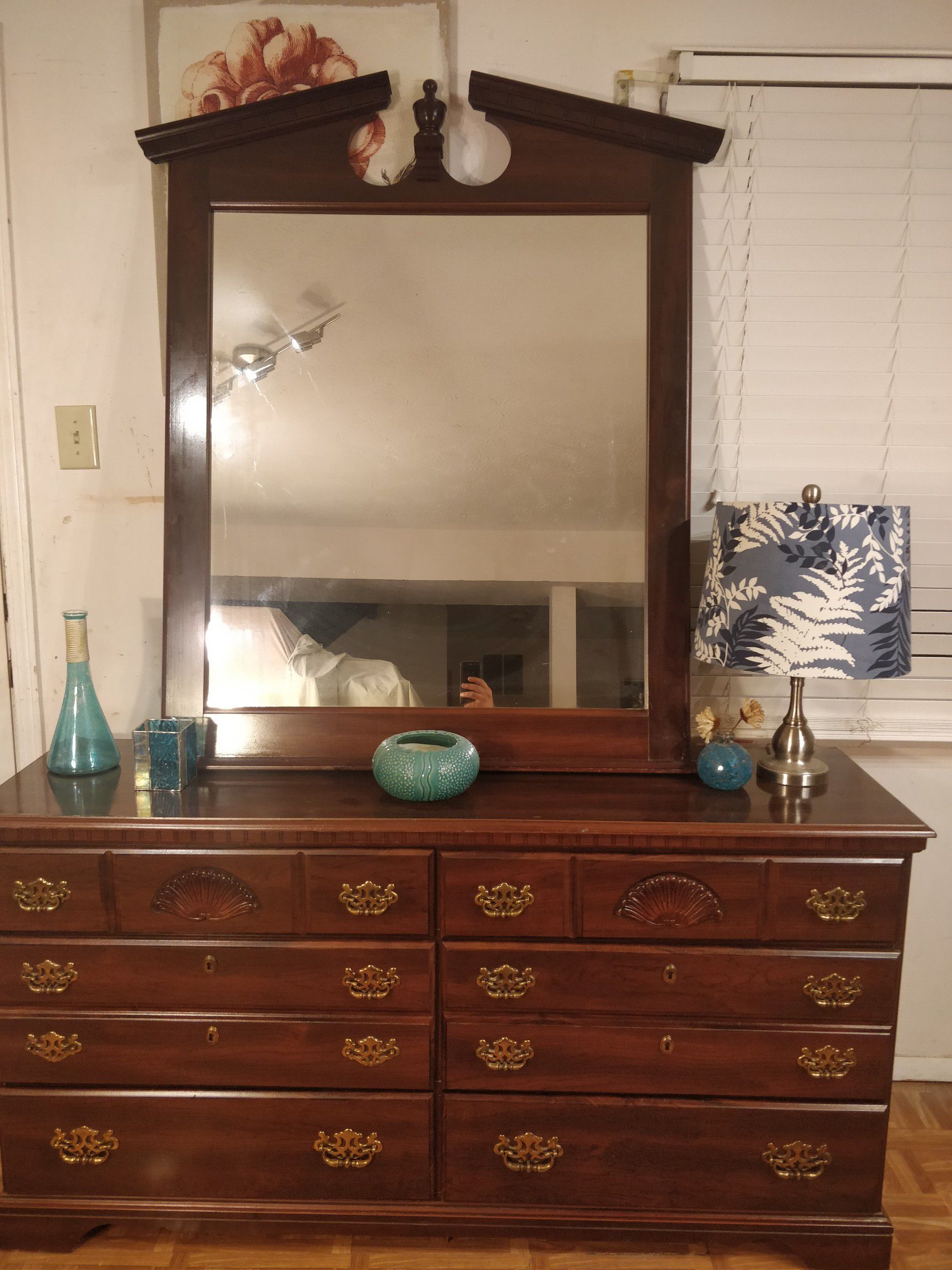 Nice dresser with big mirror in good condition, all drawers working well. L60"*W17"*H31"