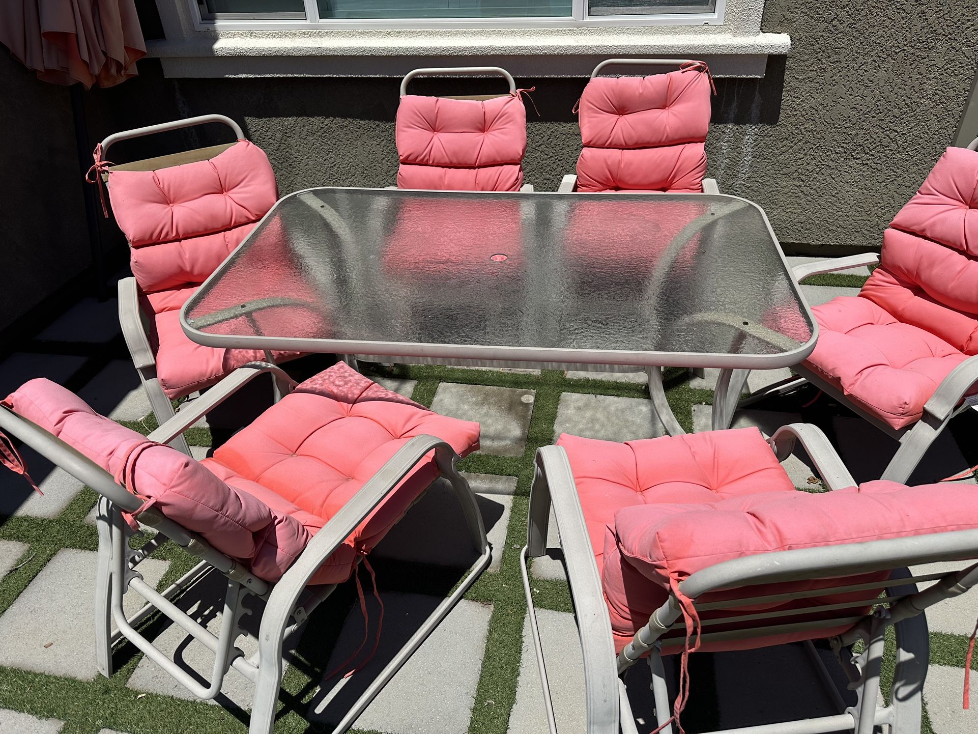 Outdoor Table And 6 Chairs