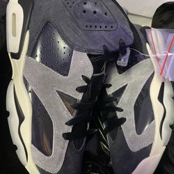 Women’s size 8. DS. Jordan 6. Comes w two additional laces. 