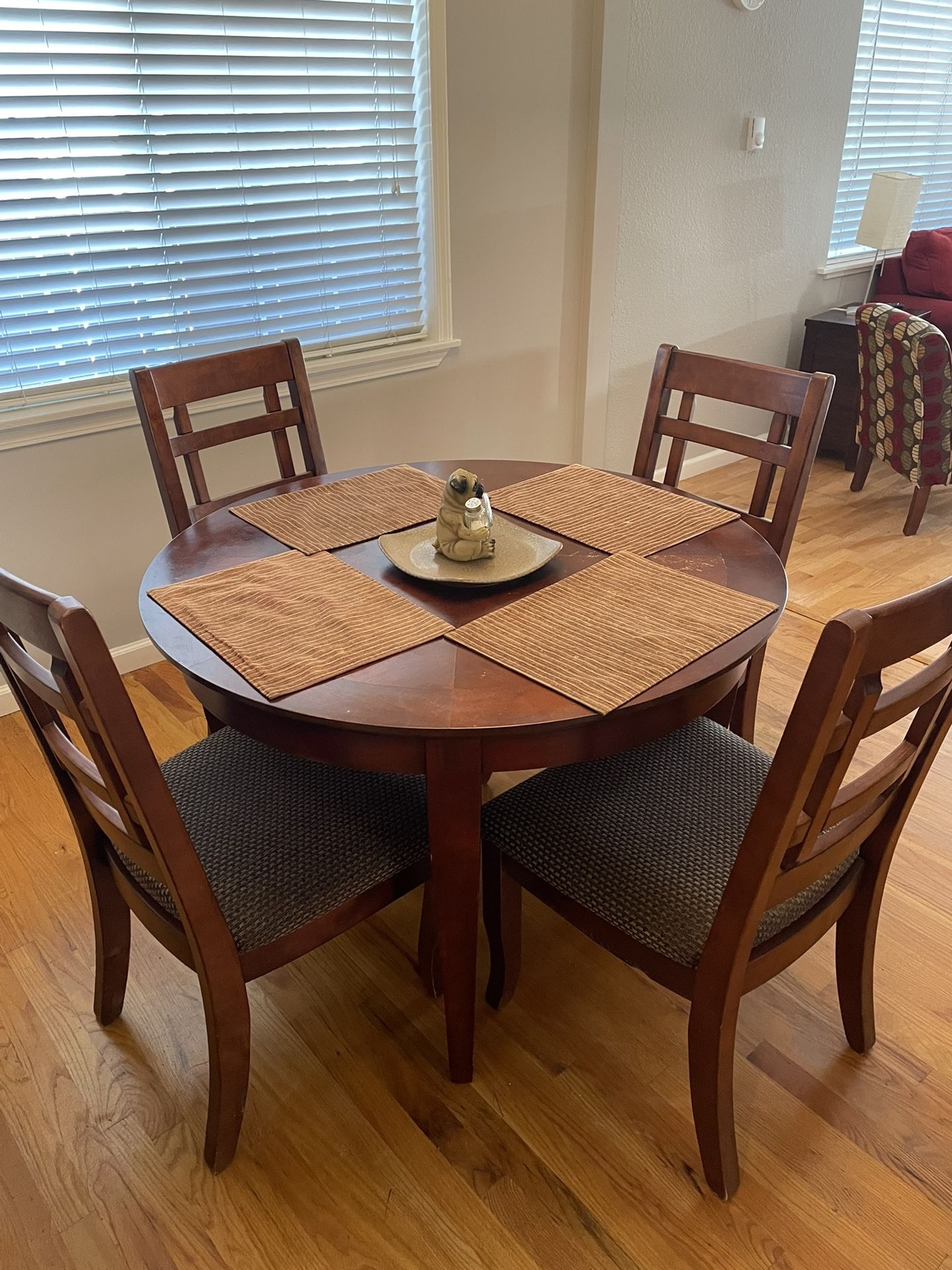 Dinning Table  And 4 Chairs 