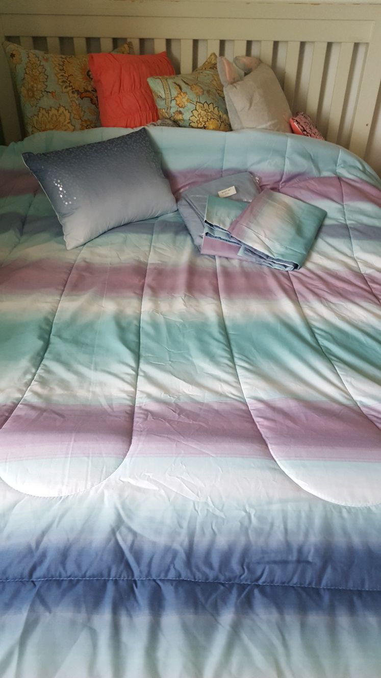 BRAND NEW! Full size Comforter Set(still In Package, Only Out For Pic)
