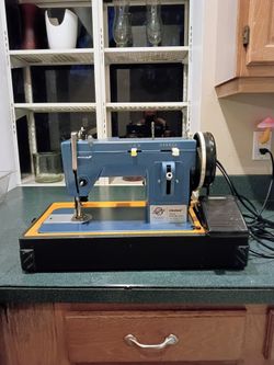 Sailrite Ultrafeed model LZ-1 sewing machine. Like new!