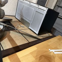 Vendo estufa como nueva con su microondas, set de lavadora y secadora y otro microondas más pequeño . Todo en muy buen estado , motivos de mudanza