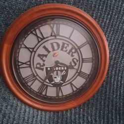 RAIDERS WALL CLOCK 16"ROUND 🏉  (Gr8 🎁 )Jurupa Valley area