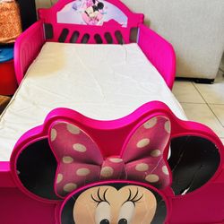 I'm selling a girl's bed