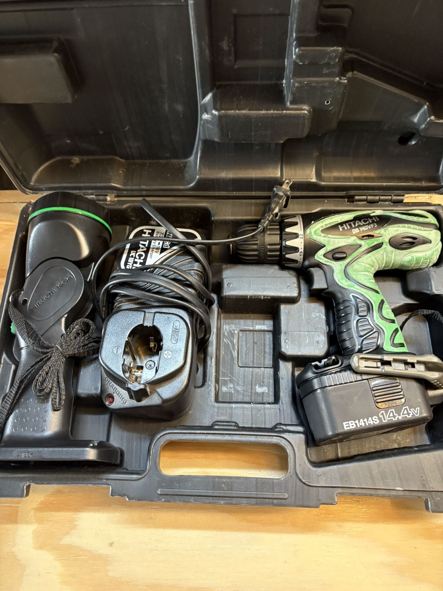 Hitachi Cordless 14.4 V Drill Kit-DS14DV-Like New-Work Lite, Charger, Battery, Hard Case.
