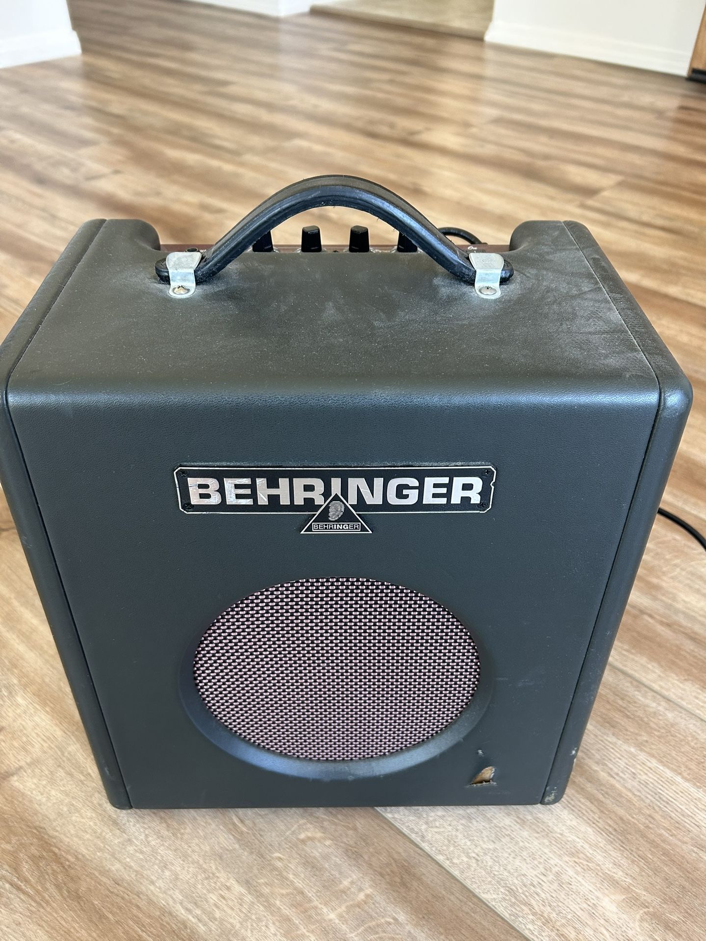 Behringer Bx108 Bass Amp