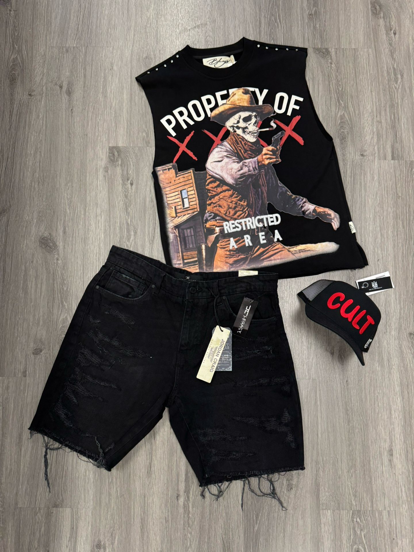 T SHIRT HAT AND JEANS 120$ Everything TODO 120$