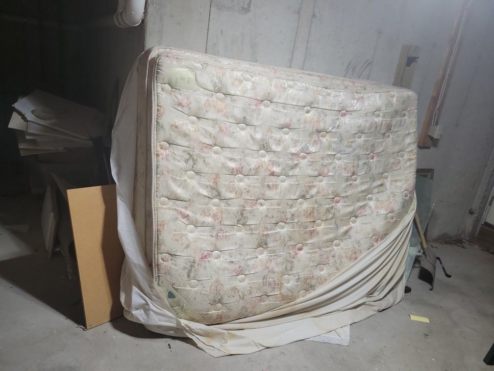 Queen Pillow Top Mattress. Good Condition