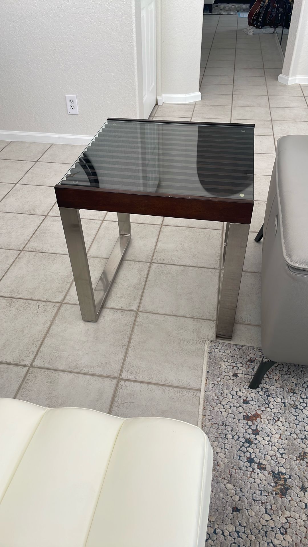 Rooms To Go End Table 