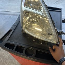 2006-2009 Toyota Prius Headlight (passenger side)