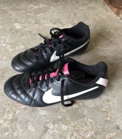 Girls size 5 Nike Soccor shoes