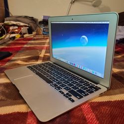 Excellent 11 inch Apple Macbook Air Laptop Computer With Intel Core i5 Proccesor With Programs