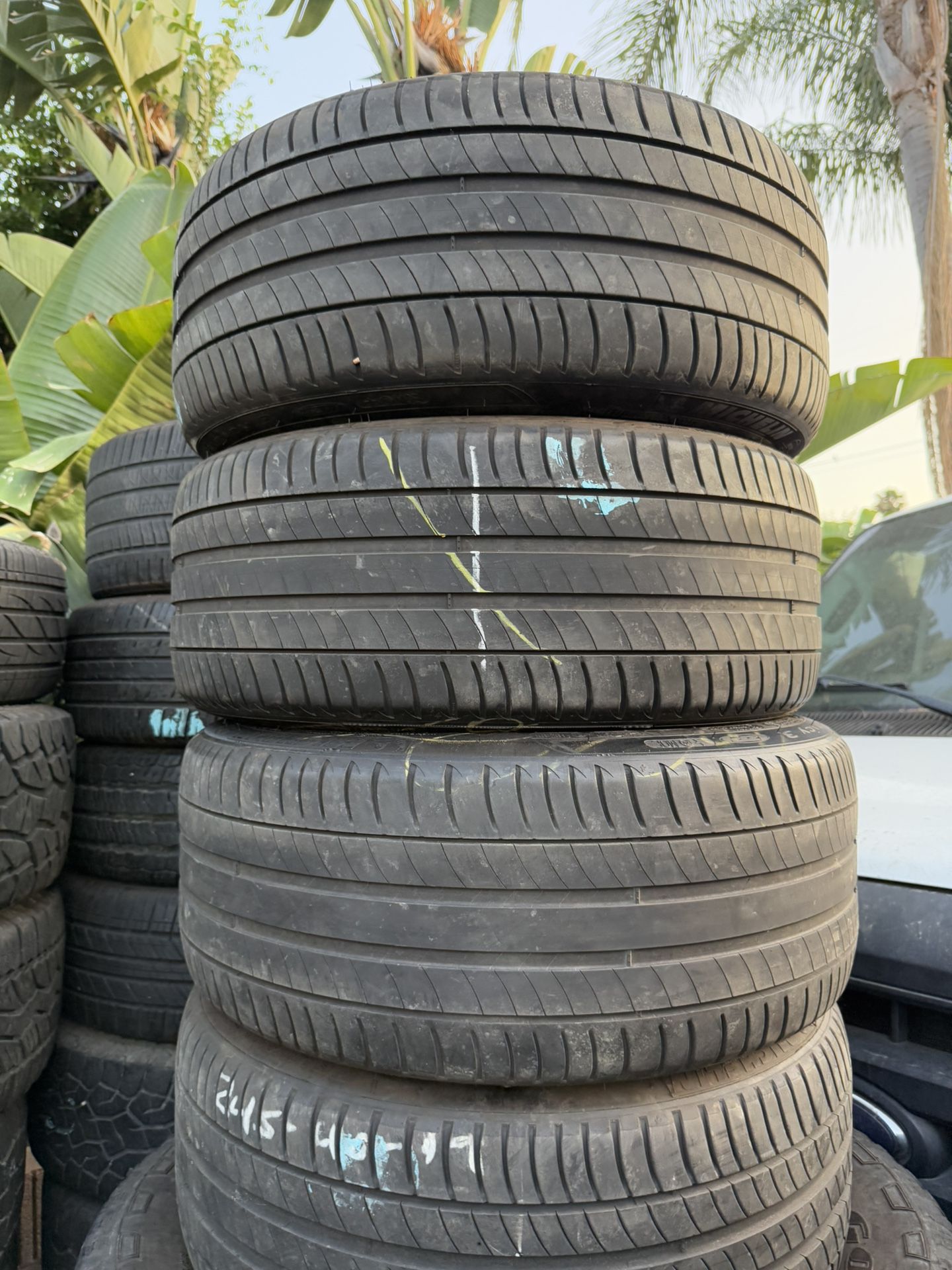 245 40 19 Vendo Un Set De Llantas Usadas En Excelente Condición