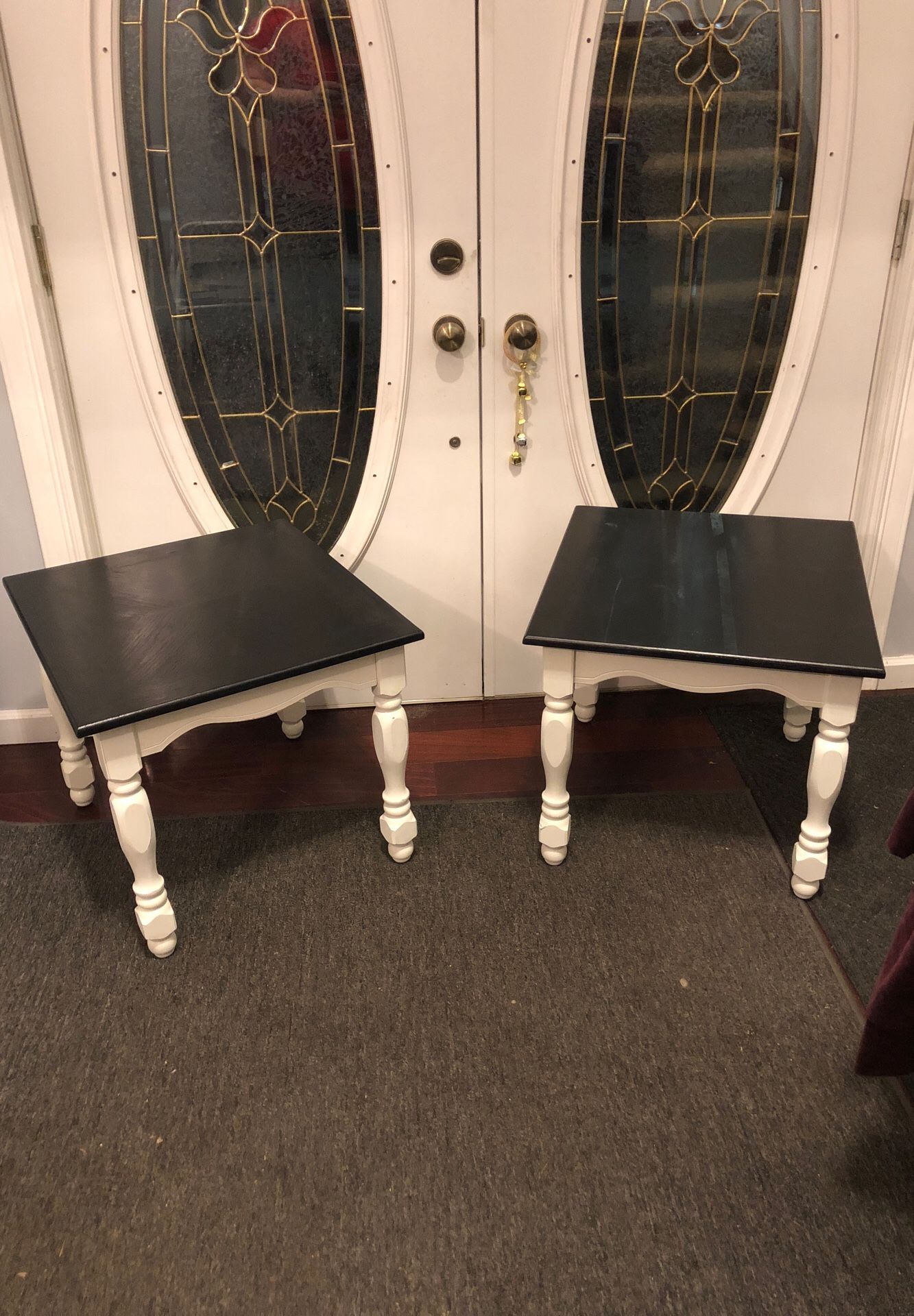 Set of two end tables