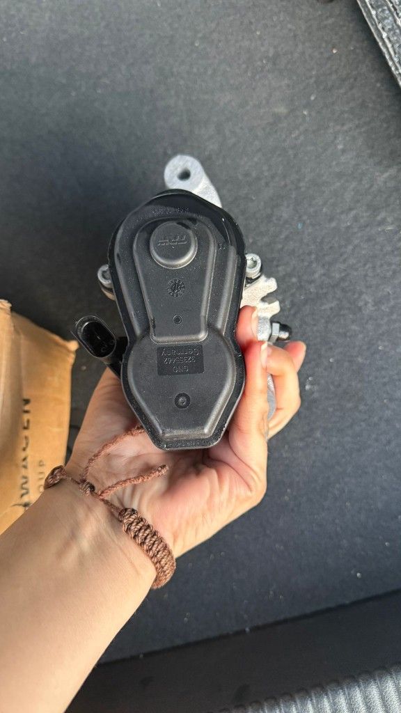 Audi VW Disc REAR Brake Caliper - Genuine Audi VW 8U0615403B Audi Q3 2016-2018