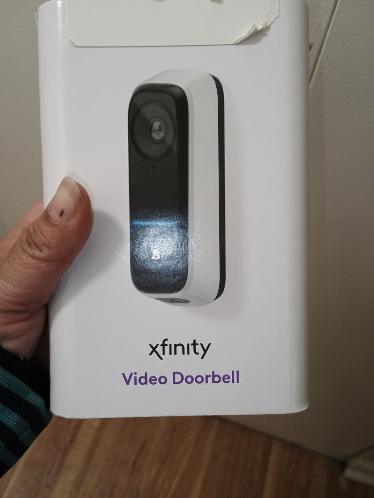 NEW OPEN BOX 3 XFINITY CAMS AND DOORBELL