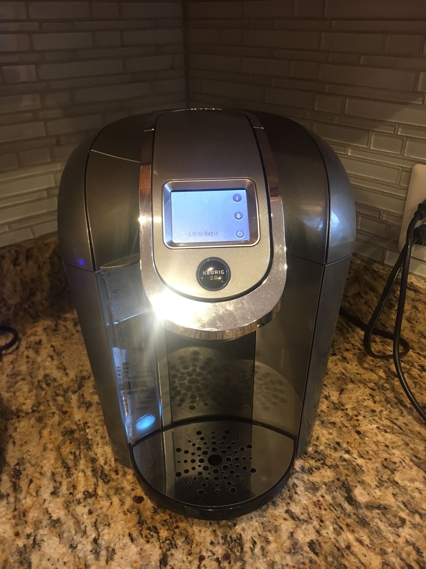 Keurig 2.0 coffee and carafe maker. Includes reusable cup and filters.